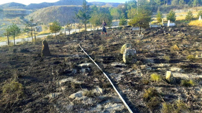 Arazide çıkan yangın mezarlığa sıçradı