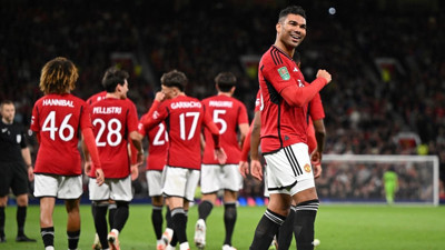 Manchester United farklı kazandı