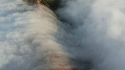 Koca yayla sis altında. Göz gözü görmüyor