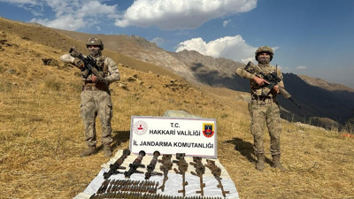 Hakkari'de 2 sığınakta silah ve mühimmat ele geçirildi