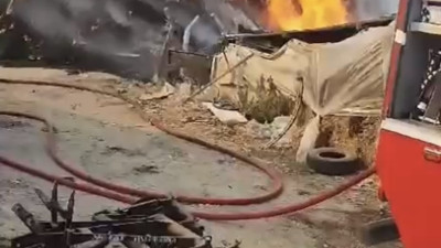 Çiftlikte bulunan yem dolu depo alev alev yandı