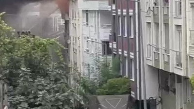 Beş katlı binanın çatı katı alev alev yandı