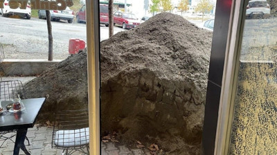 Kiracı-mülk sahibi tartışmasında yeni perde: Bir kamyon kum döktü