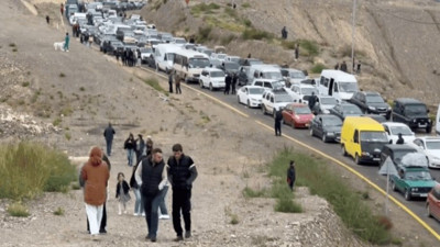 Azerbaycan'dan Karabağ'da insanlık dersi. Geçmişte Türklere soykırım yapılan Karabağ'dan işgalci Ermeniler burunları dahi kanamadan gidiyorlar