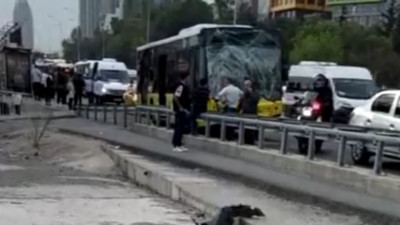 E-5'te 2 İETT ve bir minibüs çarpıştı