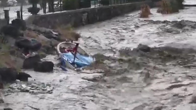 Çanakkale’yi vurdu rotasını İstanbul’a çevirdi. Kocabaş Çayı taştı, cadde Venedik döndü