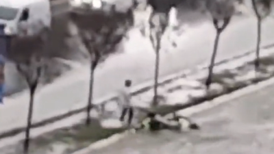 Sel suları kuryeyi motosikletiyle sürükledi. Boğularak ölmesini vatandaş önledi