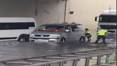 Sultangazi'de sel nedeniyle mahsur kalan vatandaşlara polis ekipleri yardım etti