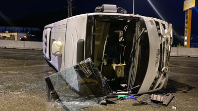 Kayseri'de fabrika işçilerinin taşındığı servis midibüsü devrildi: 6 yaralı