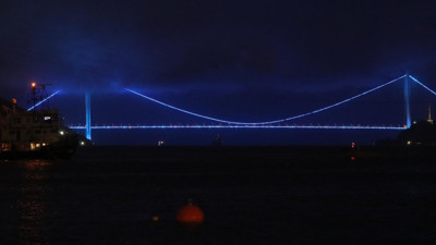 İstanbul'daki köprüler mavi renkle ışıklandırıldı