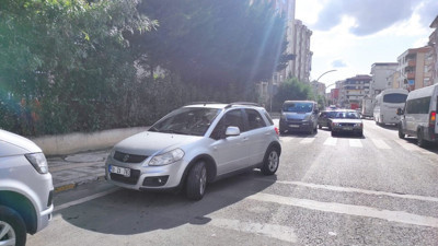 Yolun karşısına geçmek isteyen çocuğa otomobil çarptı