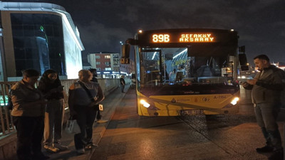 Günün son seferine çıkan İETT otobüsü hararet yapınca yolda kaldı. Yolcular mağdur oldu