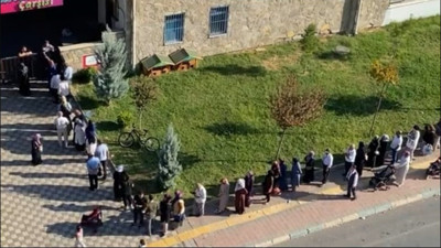 Ağla sevgili yurdum ağla. Bir tarafta ucuz ekmek kuyruğu, bir tarafta da 100 bin liralık iPhone kuyruğu