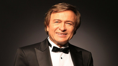 Bu bıyıklı ünlüyü tanıdınız mı. Emel Sayın'ın yorumu olay oldu