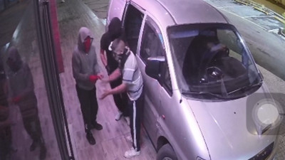 Levyeyle kapısını açamadıkları dükkana araç ile girdiler