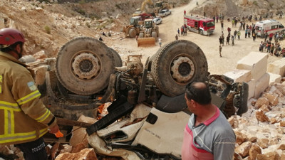 Hafriyat kamyonu uçuruma devrildi