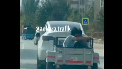 Ankara'da Tesla aracın arkasına kasa bağlayıp trafiğe çıktılar