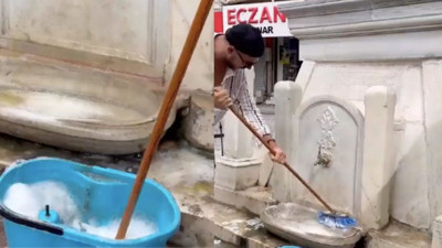 Urla’da 400 yıllık tarihi çeşmeyi karbonat kullanarak yıkadı