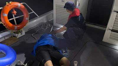 Yüzerek Yunanistan'a kaçmaya çalışırken yorulup yardım istedi