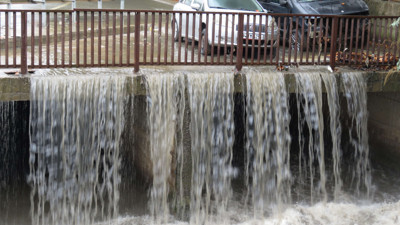 Arıtma tesisinde biriken su caddeyi göle çevirdi