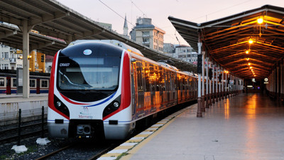 Marmaray’da korkutan anlar. Rayların üzerine düşen kadın ağır yaralandı