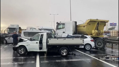 Hafriyat kamyonu 6 araca çarptı. Trafik birbirine girdi