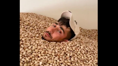 Siirt fıstıkların içinde poz verip sonrasında ağzına attığı fıstıkları tüküren kişinin videosu gündem oldu