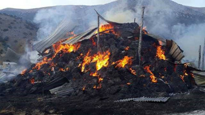 Köyde çıkan yangında yüzlerce balya ot yandı