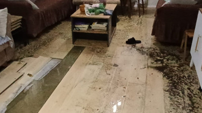 Aşırı yağış rögarı taşırdı: 4 daire sular altında kaldı