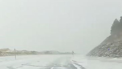 Kış Ardahan'a erken gitti. Bir dolu yağdı, yollar beyaza büründü