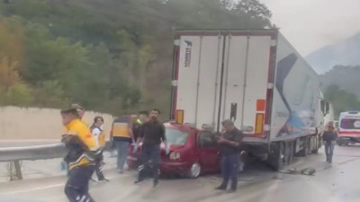 Tokat'ta D-100 karayolunda otomobil tıra arkadan çarptı: 3 ölü