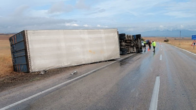 Rusya’ya mobilya taşıyan tır Amasya’da kaza yaptı: 1 yaralı