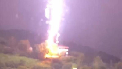 Rize’de yıldırımın düşme anı böyle görüntülendi