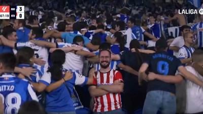 Derbiyi üzerinde formayla rakip tribünde izledi. Türkiye'de yaşansa ne olurdu?