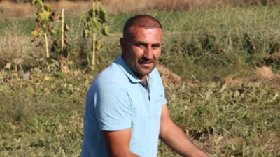 Ektikleri ürünleri toplayamıyor ağaçlara bakarak yürüyor. Köylüler korkudan şok geçiriyor