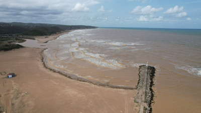 Şile’de denizin rengi değişti. Yağış sonrası dere taşınca ortaya bu görüntü çıktı