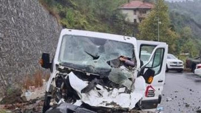 Yamaçtan gümbür gümbür indi. Araçları silindir gibi ezdi