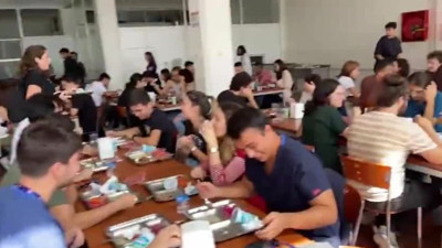 Ege Üniversitesi öğrencilerinden zamlı yemeklere karşı çatallı kaşıklı protesto. Öğrenciye bu yapılan reva mı