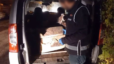 Roma dönemine ait koca lahdi arabaya atıp kaçırdılar