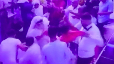 Para takılı olan gelinliği çekiştiren çocuğu tutup yere fırlattı