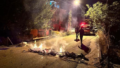Elektrik kesintisine sinirlenip yolu kapattı