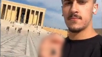 Anıtkabir'de video çeken Arap el hareketi yaptı. Saray'ın önünde eline dolar alıp dalga geçti
