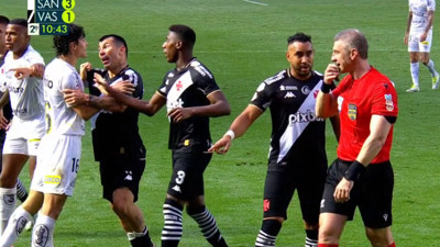 Brezilya'da saha karıştı. Santoslu oyuncunun yaptığı hareket gündem oldu