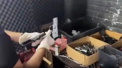 Suç örgütlerine darbe üstüne darbe. Yüzlerce ruhsatsız silah ele geçirildi