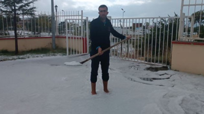 Dolu yağışı çevreyi beyaza bürüdü