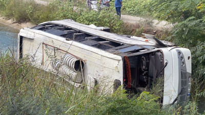 Tarım işçilerinin taşındığı minibüs kanala devrildi: 3'ü ağır 10 yaralı