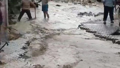 Deprem bölgesi sular altında kaldı