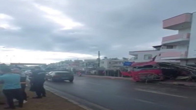 Kontrolden çıkan TIR mağazaya daldı: 7 yaralı