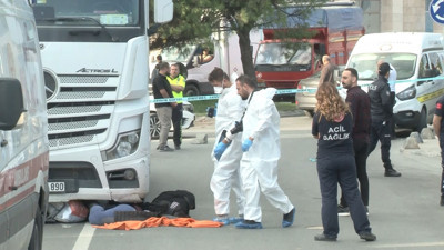 Kamyonun altında kalan kadın can verdi