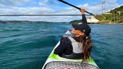 Eda Taşpınar Boğaz'da kano yaptı. Tatilden tatile koşuyor